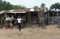 الطفل أنتوني يتمرن على الرقص في الشارع أمام دكان أمه - لاغوس/نيجيريا - 2020/07/03