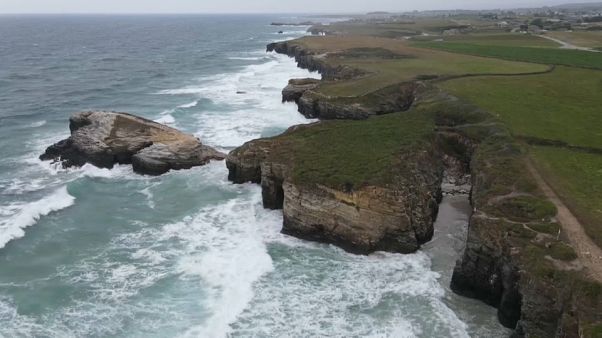 La Praia das Catedrais se queda vacía La Praia das Catedrais se queda vacía