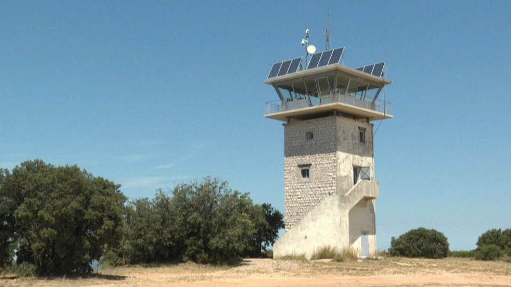Les guetteurs de feux, isolés du monde pendant deux mois, surveillent la Provence