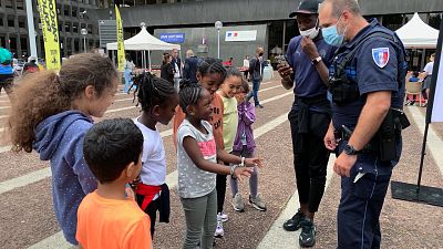 Французская полиция обещает сблизиться с обществом