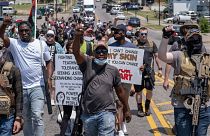 Des manifestants armés à Oklahoma City, Oklahoma, le 20 juin 2020 protestent contre les meurtres d'hommes noirs par la police.