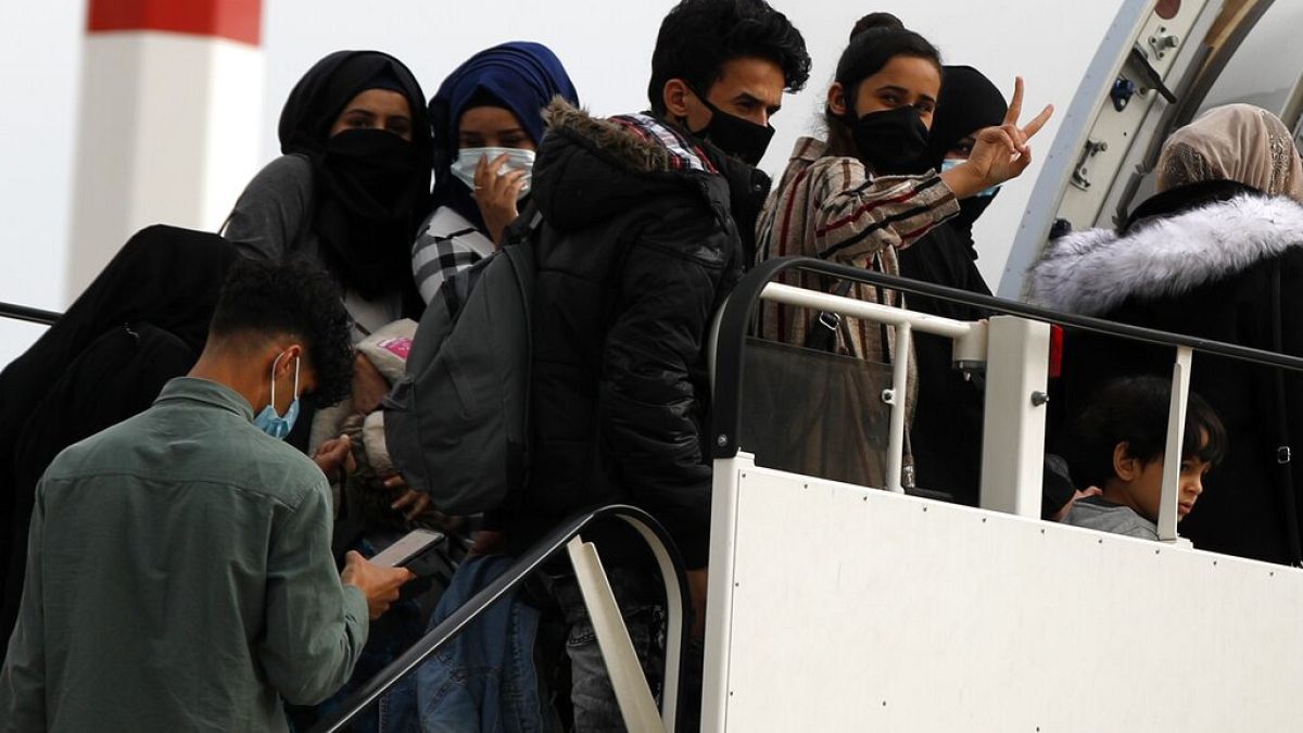Πρόσφυγες φεύγουν από την Ελλάδα