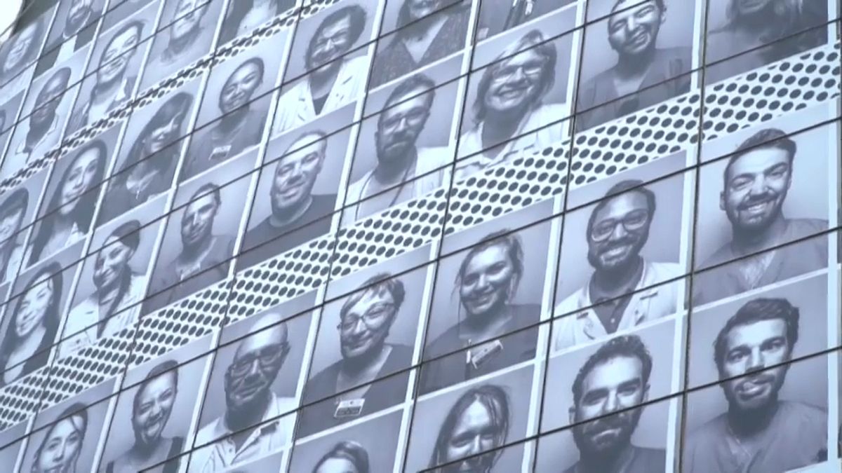 شاهد: تغطية واجهة الأوبرا في باريس بصور أفراد طواقم طبية تقديرا لمكافحتهم كورونا