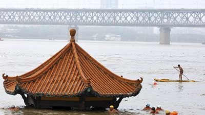 نهر يانغتسي يغمر الضفاف في ووهان الواقعة في محافظة هوبي وسط الصين - 2020/07/08