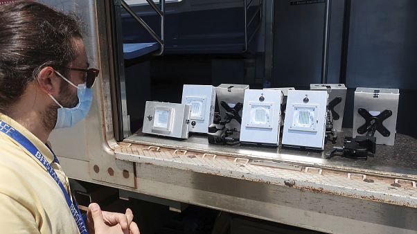 В нью-йоркском метро пытаются бороться с вирусом с помощью ультрафиолета В нью-йоркском метро пытаются бороться с вирусом с помощью ультрафиолета