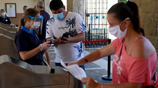 Empleados y visitantes llevan máscara en PortAventura Empleados y visitantes llevan máscara en PortAventura