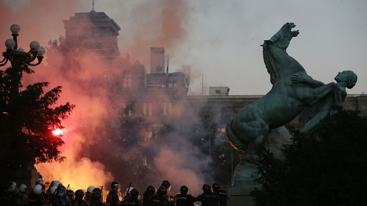 Belgrado palco de manifestações e confrontos