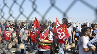 Dipendenti e sindacalisti della CGT manifestano davanti agli stabilimenti francesi di Airbus a Tolosa