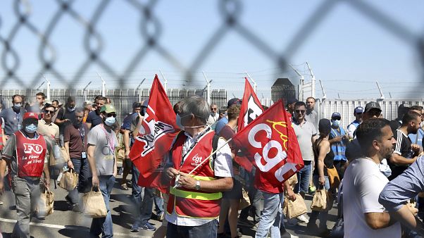 Dipendenti e sindacalisti della CGT manifestano davanti agli stabilimenti francesi di Airbus a Tolosa Dipendenti e sindacalisti della CGT manifestano davanti agli stabilimenti francesi di Airbus a Tolosa