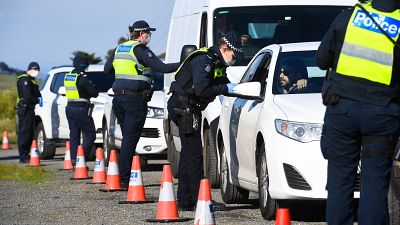 الشرطة الأسترالية تقيم نقاط تفتيش في ضواحي ملبورن في اليوم الأول من إغلاق المدينة الجديد