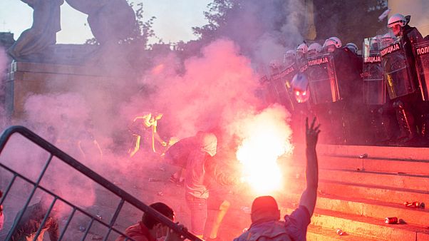 Sırbistan'da Covid-19 önlemleri protesto edildi Sırbistan'da Covid-19 önlemleri protesto edildi