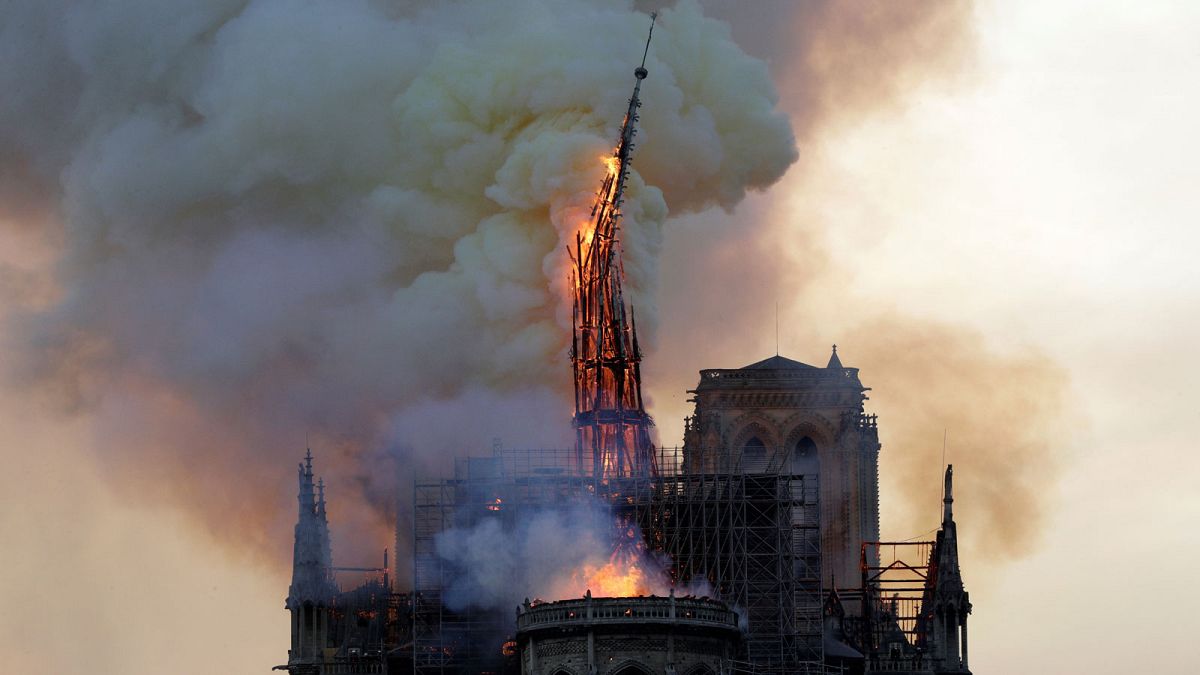 La flèche de Notre-Dame, en flammes, en train de s'effondrer, le 15 avril 2019  
