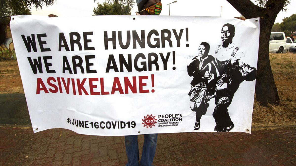 "Temos fome; estamos zangados" lia-se num cartaz no Soweto, na África do Sul