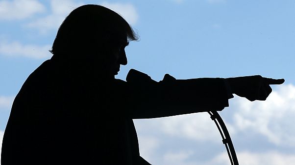 Donald Trump amerikai katonákat üdvözöl egy olaszországi támaszponton Donald Trump amerikai katonákat üdvözöl egy olaszországi támaszponton