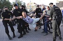 Agentes de policía detienen a un manifestante durante un mitin en Minsk, Bielorrusia, el viernes 19 de junio de 2020