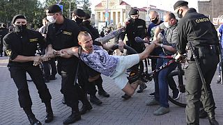 Agentes de policía detienen a un manifestante durante un mitin en Minsk, Bielorrusia, el viernes 19 de junio de 2020