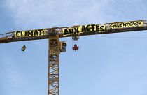 Greenpeace-Aktivisten klettern auf Kran der Notre-Dame-Baustelle 