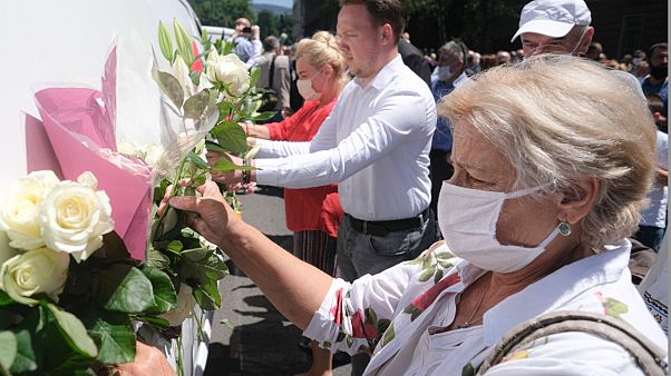 Des personnes assistent à l'inhumation de huit hommes et garçons décédés lors du massacre de Sebrenica identifiés 25 ans plus tard, le 9 juillet 2020 Des personnes assistent à l'inhumation de huit hommes et garçons décédés lors du massacre de Sebrenica identifiés 25 ans plus tard, le 9 juillet 2020