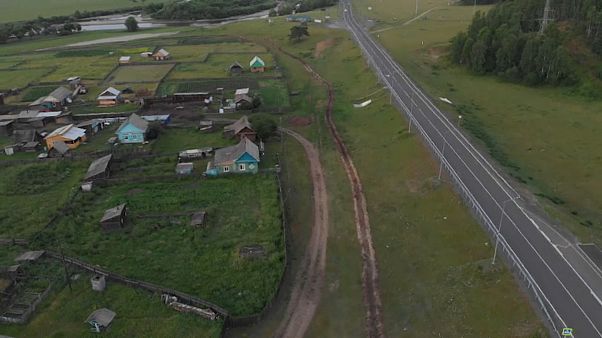 Aldeia russa cava trincheira contra o coronavírus Aldeia russa cava trincheira contra o coronavírus