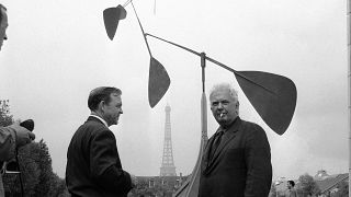 الفنان الأميركي ألكسندر كالدر وعمله الفني من أمام اليونسكو في باريس 1958.