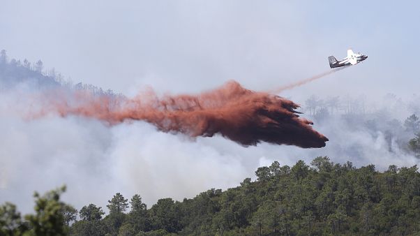 Extinción de un incendio forestal cerca de la localidad francesa de La Londe-les-Maures Extinción de un incendio forestal cerca de la localidad francesa de La Londe-les-Maures