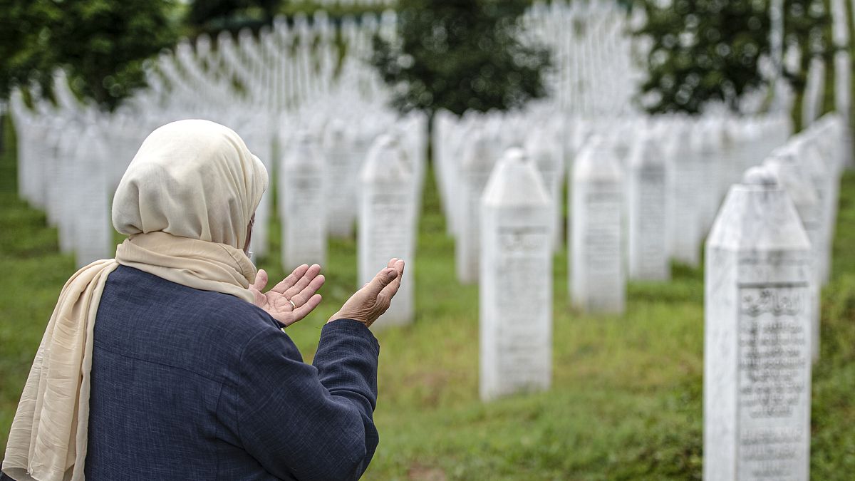 قبور ضحايا مجزرة سريبرينيتشا، في المقبرة التذكارية في بوتوكاري، بالقرب من سريبرينيتشا، شرق البوسنة، 8 يونيو 2021