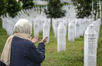 قبور ضحايا مجزرة سريبرينيتشا، في المقبرة التذكارية في بوتوكاري، بالقرب من سريبرينيتشا، شرق البوسنة، 8 يونيو 2021