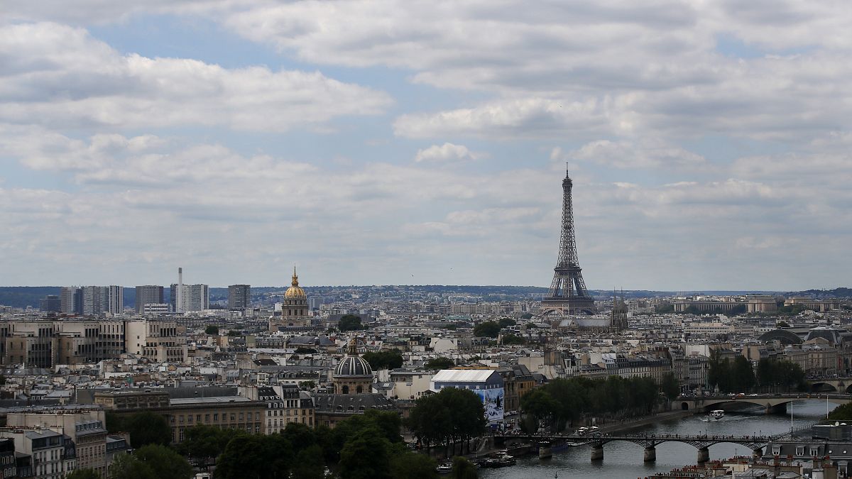 Во Франции власти бьют тревогу: за сутки выявлены почти 1700 новых вирусоносителей
