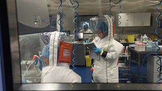 بالفيديو: الصين تعرض لقطات نادرة من داخل مختبر متهم بالمسؤولية عن تفشي وباء كورونا