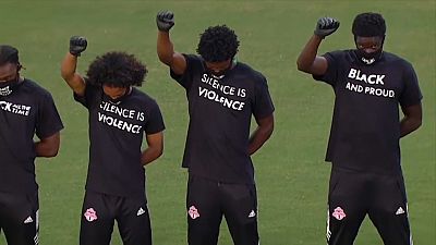 شاهد:  لاعبون أمريكيون لكرة القدم يشجعون المساواة العرقية بمقابض الأيدي وطي الركب