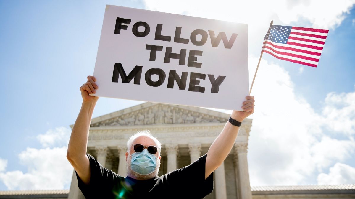 „Kövesd a pénz útját!” – az amerikai Legfelsőbb Bíróság ítéletére váró tüntető