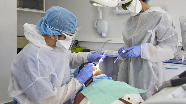Covid-19 salgını sırasında diş hekimine gitmek güvenli mi? Covid-19 salgını sırasında diş hekimine gitmek güvenli mi?
