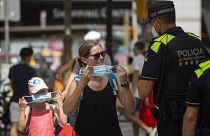 پلیس از زن اسپانیایی می‌خواهد که از ماسک استفاده کند