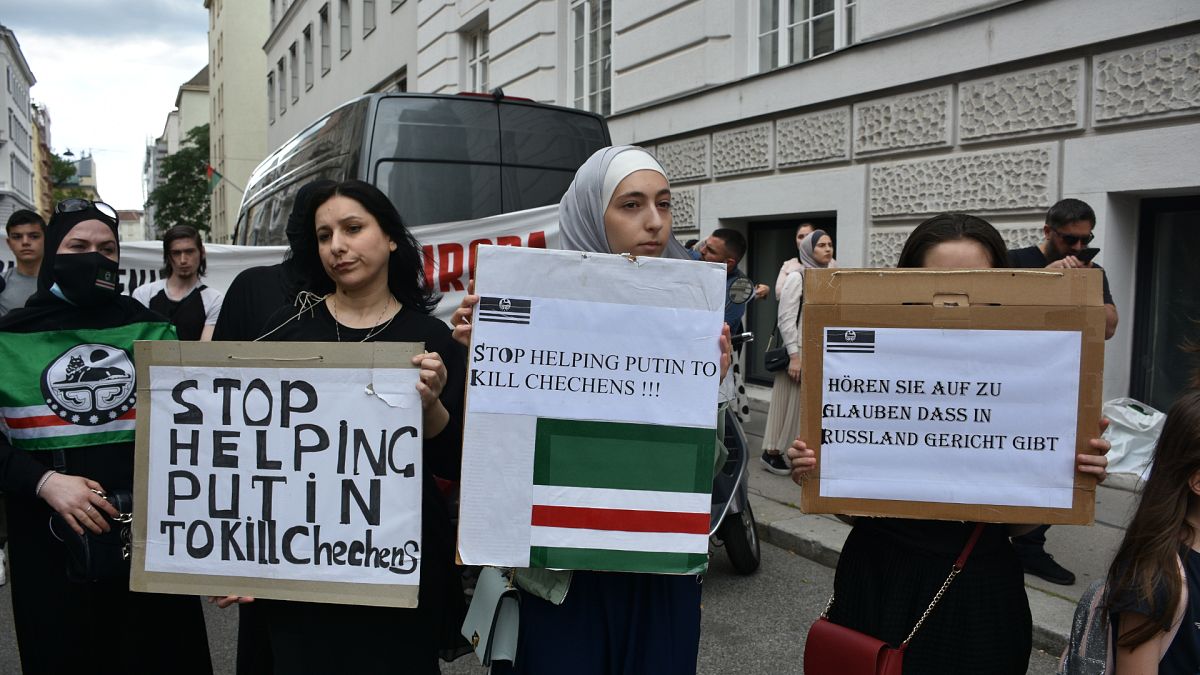 Avusturya'da Çeçen muhaliflerin eylemi: "Putin'in Çeçenleri öldürmesine yardım edilmesin"