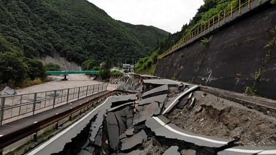 انهيار جزء من الفيضانات جراء الفيضانات في اليابان