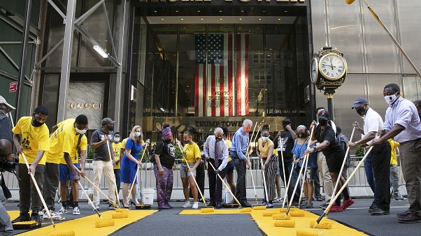 "Black lives matter" davanti alla Trump Tower: la sfida del sindaco di New York, de Blasio "Black lives matter" davanti alla Trump Tower: la sfida del sindaco di New York, de Blasio
