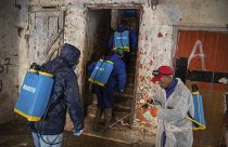 متطوعون يطهرون أحد المباني في المغرب 