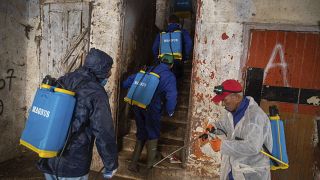 متطوعون يطهرون أحد المباني في المغرب