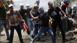 فلسطينيون يرمون القوات الإسرائيلية بالحجارة  قرب نابلس خلال الاحتجاج ضد ضم أجزاء من الضفة الغربية - 2020/07/03
