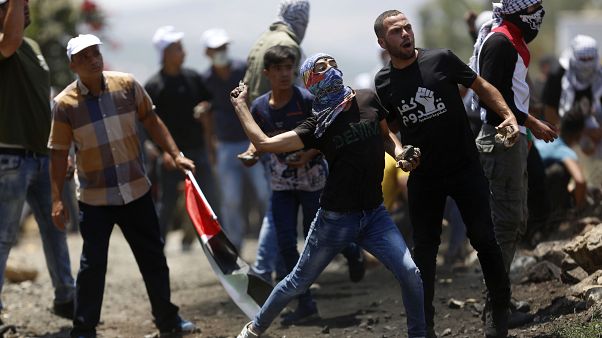 فلسطينيون يرمون القوات الإسرائيلية بالحجارة قرب نابلس خلال الاحتجاج ضد ضم أجزاء من الضفة الغربية - 2020/07/03 فلسطينيون يرمون القوات الإسرائيلية بالحجارة قرب نابلس خلال الاحتجاج ضد ضم أجزاء من الضفة الغربية - 2020/07/03