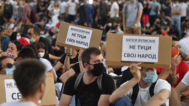 Los serbios desafían la prohibición de reunión tras dos días de violentas protestas Los serbios desafían la prohibición de reunión tras dos días de violentas protestas