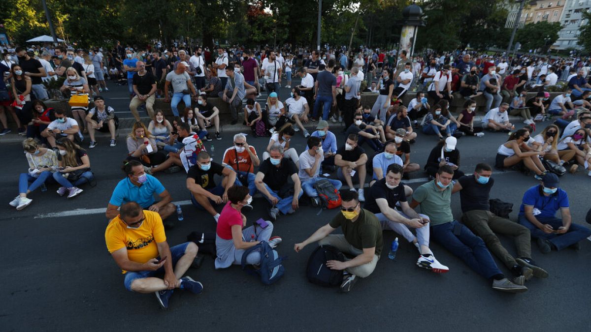 صربستان؛ اعتراضات به قرنطینه تبدیل به تظاهرات ضد دولتی شد