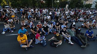 Manifestation pacifique devant le parlement serbe à Belgrade