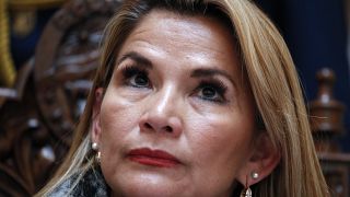 La presidenta interina de Bolivia, Jeanine Áñez, sufre covid-19
