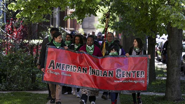 Chicago'daki Amerikan Yerlileri Derneği üyeleri yeni merkez binalarına yürürken Chicago'daki Amerikan Yerlileri Derneği üyeleri yeni merkez binalarına yürürken