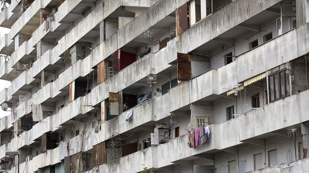 Scampia es uno de los suburbios más desfavorecidos de Nápoles Scampia es uno de los suburbios más desfavorecidos de Nápoles