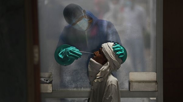 Entnahme einer Probe zur Testung auf Covid-19 in Indien Entnahme einer Probe zur Testung auf Covid-19 in Indien