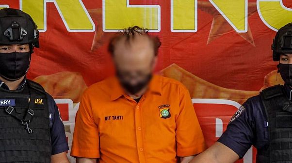 Endonezya'da emekli bir Fransız, 300'den fazla çocuğa cinsel istismar suçundan tutuklandı Endonezya'da emekli bir Fransız, 300'den fazla çocuğa cinsel istismar suçundan tutuklandı