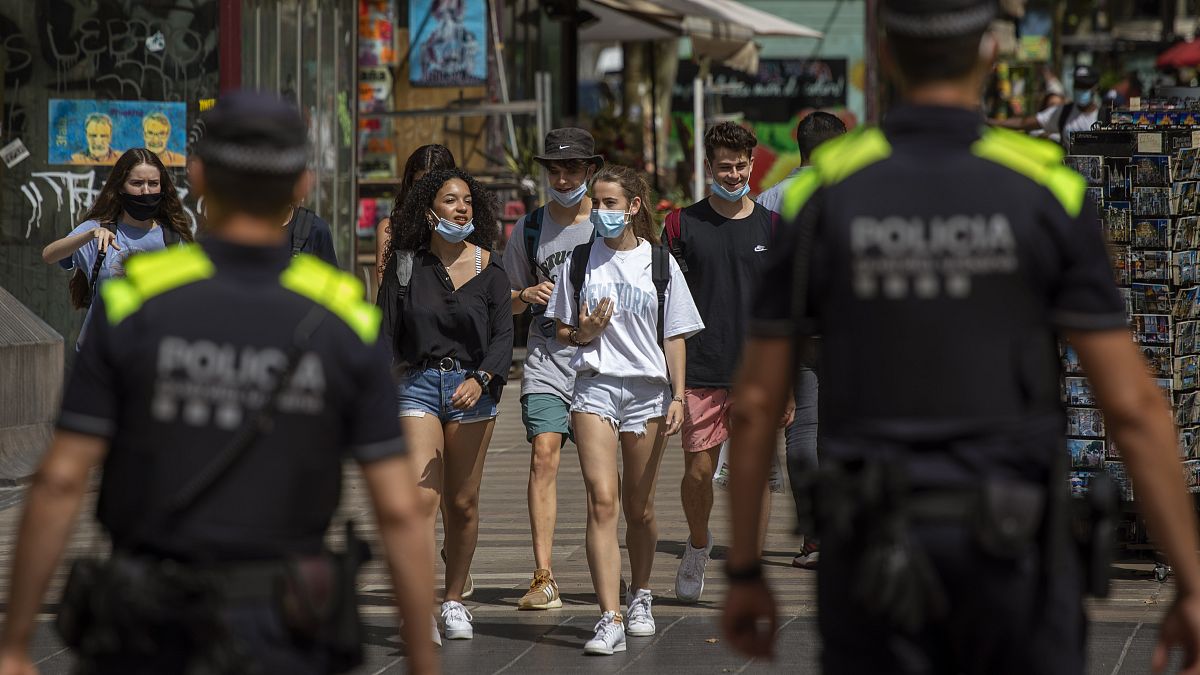 La policía controla el uso de las mascarillas en Las Ramblas de Barcelona