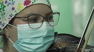 Chile: Schwester lindert mit Geigenspiel Leid von Covid-19-Patienten